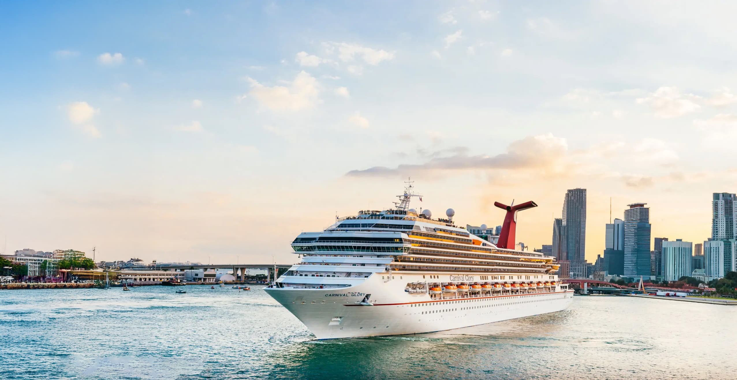 Petit-déjeuner servi sur une terrasse face à la mer
