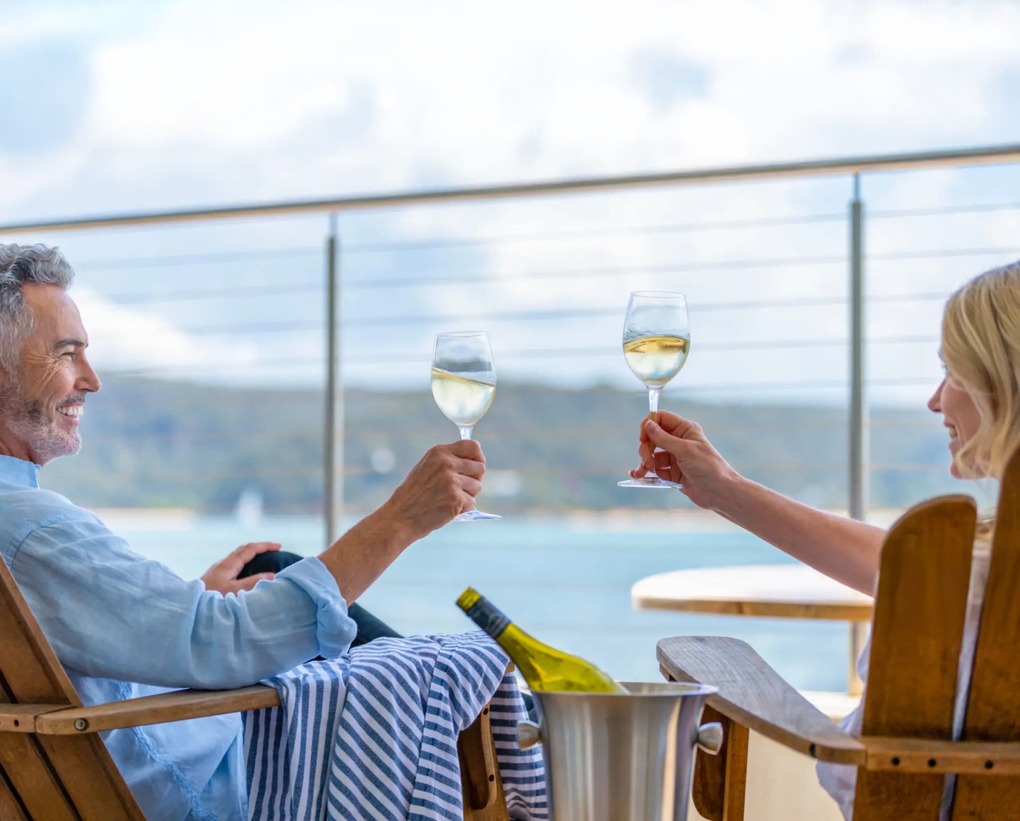 Pont supérieur avec piscine et vue mer